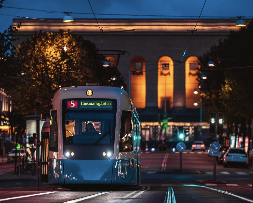 Spårvagn nummer 5 , framför Poseidon, framför konst-muséet vid kvällstid på Avenyn i Göteborg