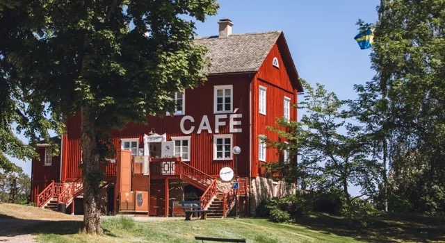 Rött hus som det står "CAFÉ" på