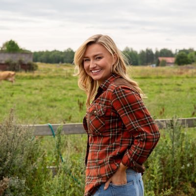 Ebba Busch i rutig skjorta