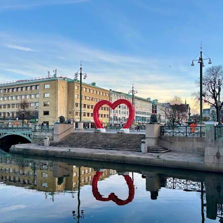 Hjärta vid lejontrappan i Brunnsparken som speglar sig i vattnet