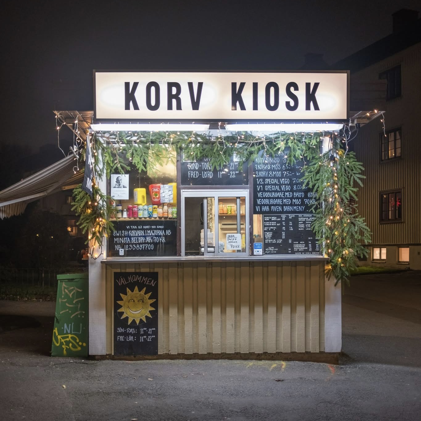Hus med en skylt som det står "KORVKIOSK" på